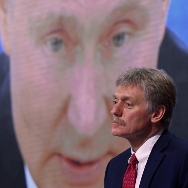 &lt;p&gt;Dmitrij Peskov i Vladimir Putin (u pozadini)&lt;/p&gt;