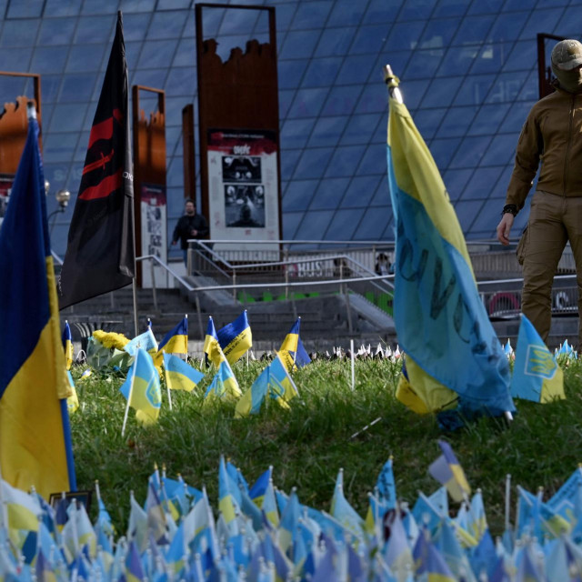 Vojnici odaju počast poginuli suborcima u Kijevu