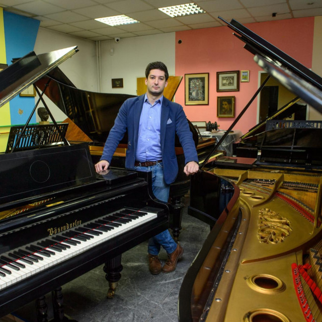 Danijel Gasparović s klavirima