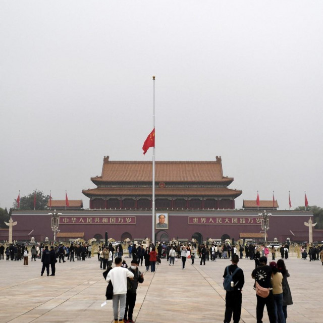 &lt;p&gt;Zastava spuštena na pola koplja na Trgu Tiananmen u Pekingu&lt;/p&gt;