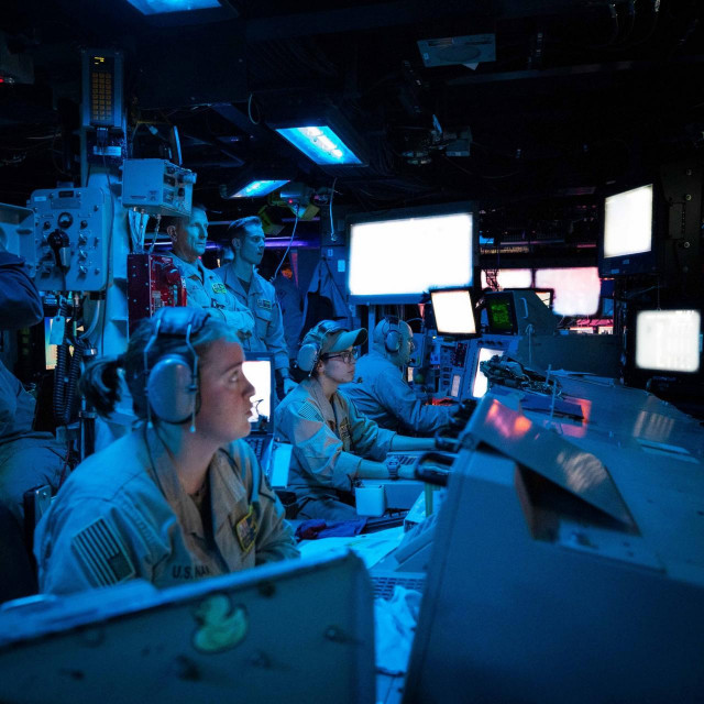 Mornari na američkom razaraču klase Arleigh Burke stražare u brodskom središtu nakon operacije Hutija, listopad 2023.