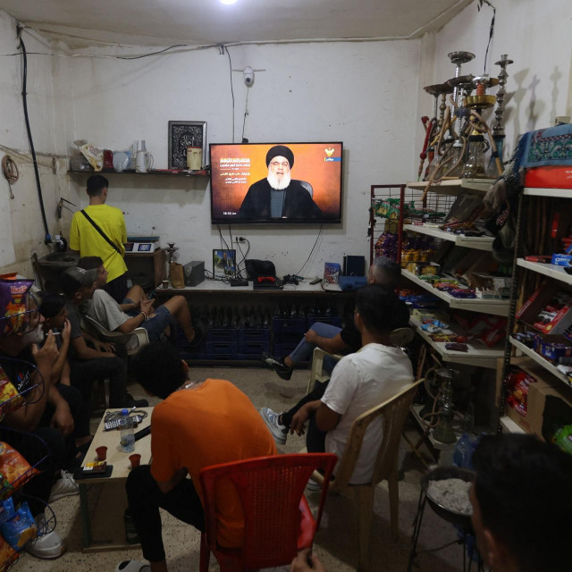 &lt;p&gt;Stanovnici palestinskog izbjegličkog kampa u predgrađu Bejruta gledaju Nasralahov govor&lt;/p&gt;