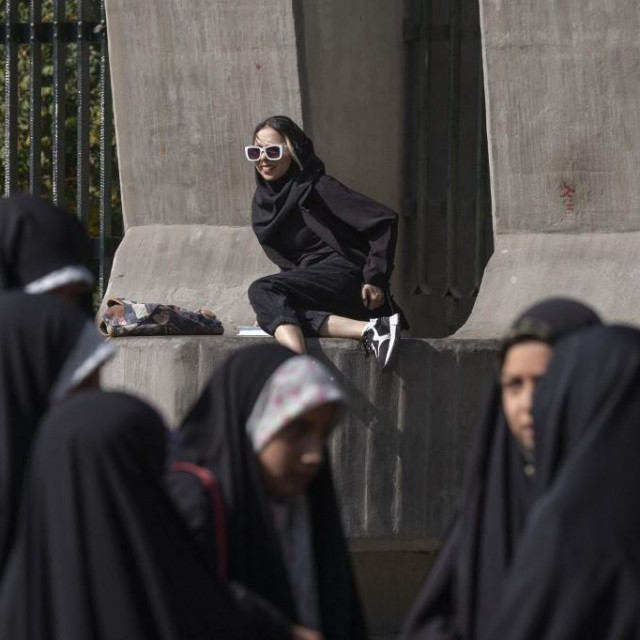 &lt;p&gt;Žene u Teheranu&lt;/p&gt;