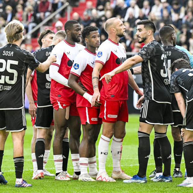 Sosa i Šutalo sa suigračima tijekom nedavne utakmice s Utrechtom
