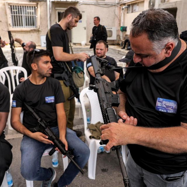 Izraelski volonteri civiline garde s MS puškama