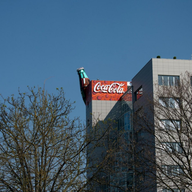 Ilustracija, zgrada s logom Coca-Cole u Zagrebu
