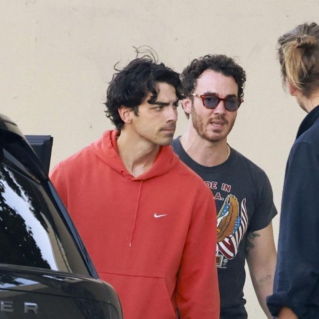 &lt;p&gt;Los Feliz, CA - *EXCLUSIVE* - Joe Jonas stands out in a red hoodie paired with dark jeans and black shoes, while Kevin Jonas opts for a classic look with a black tee, blue jeans, and black boots during a laid-back lunch with friends.&lt;br&gt;
&lt;br&gt;
*UK Clients - Pictures Containing Children&lt;br&gt;
Please Pixelate Face Prior To Publication*,Image: 820293822, License: Rights-managed, Restrictions:, Model Release: no, Pictured: Joe Jonas, Kevin Jonas, Credit line: Terma,SL/BACKGRID/Backgrid USA/Profimedia&lt;/p&gt;