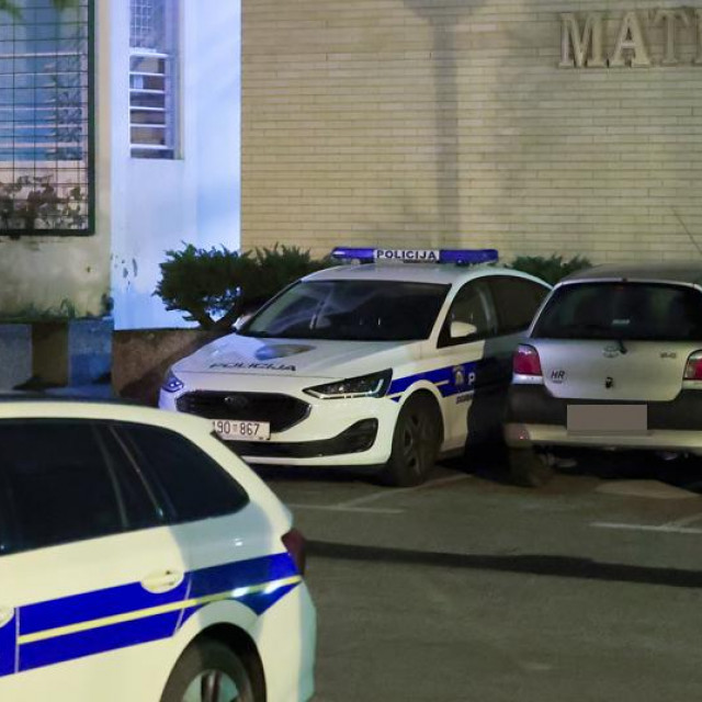 &lt;p&gt;Policija ispred Prirodoslovno-matematičkog fakulteta u Zagrebu gdje je prijavljen slučaj trovanja gaziranim pićem iz automata&lt;/p&gt;