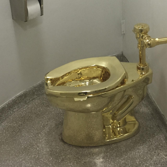 Zlatni WC Maurizija Cattelana nazvan ”Amerika” napravljen je za Muzej Guggenheim u New Yorku 