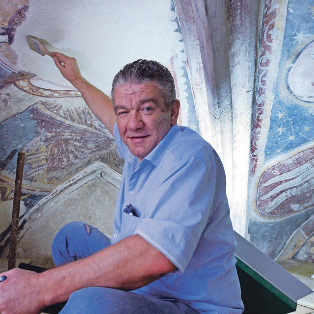 &lt;p&gt;Šimić se pretvara da restaurira vrijedne freske u crkvi svetog Lovre u svojoj Požegi. Godina je 2012.&lt;/p&gt;