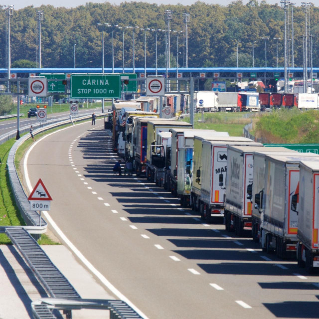 Kolona kamiona na autocesti prema granici sa Srbijom/Arhivska fotografija