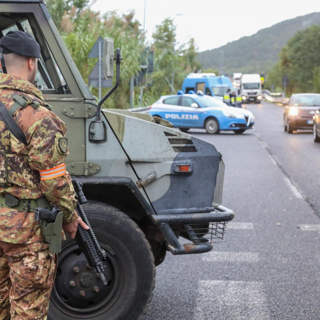 &lt;p&gt;Na ulazu u Italiju policija i vojska s dugim cijevima kontroliraju promet vozila&lt;/p&gt;