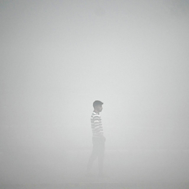 Pješak u New Delhiju jedva se vidi od gustog smoga