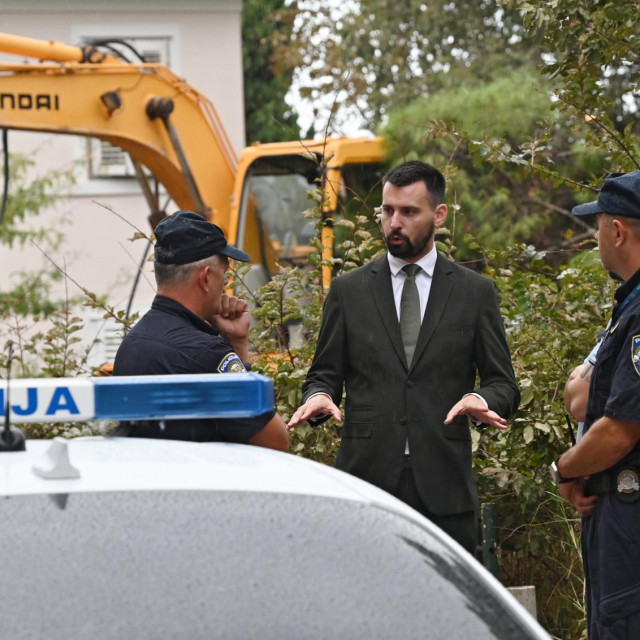 &lt;p&gt;Bojan Ivošević i policajci ispod oštećenog stabla&lt;/p&gt;