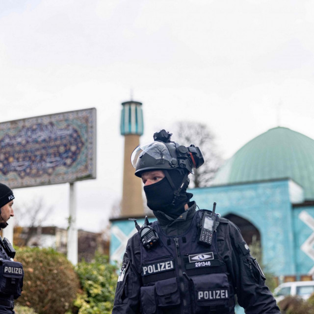 Policija ispred Plave džamije u Hamburgu