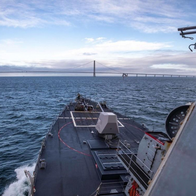 Ilustracija, američki razarač USS Roosevelt (DDG 80) prolazi kroz danske tjesnace