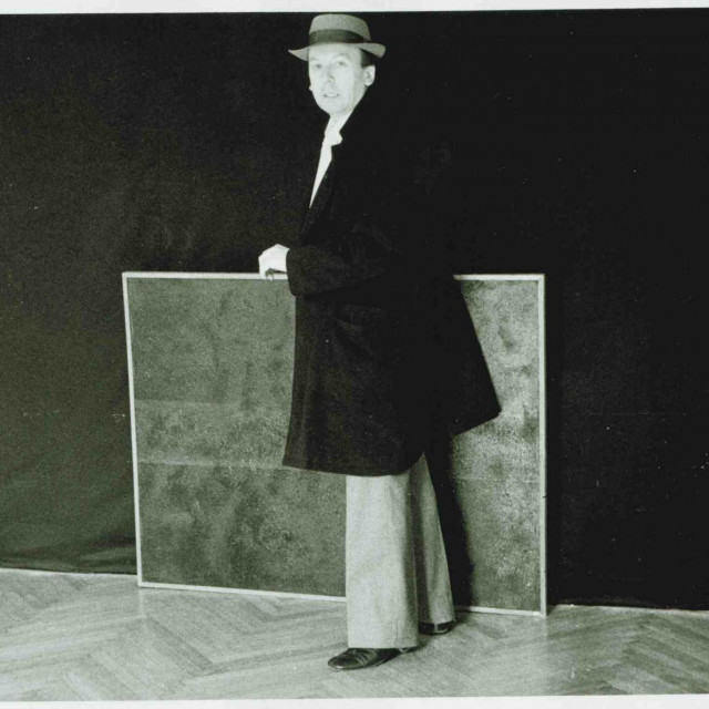 &lt;p&gt;Josip Vaništa na izložbi ”Gorgona”, Galerija suvremene umjetnosti, 1977. s jednom od slika s linijom iz 60-ih&lt;/p&gt;