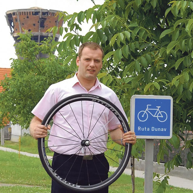 &lt;p&gt;Mario Banožić kao inicijator biciklističke rute uz Dunav, snimljen 1. lipnja 2011. Kao prvu političku funkciju u službenoj biografiji Banožić navodi mjesto predsjednika Stručnog odbora za turizam Županijskog odbora HDZ-a Vukovarsko-srijemske županije 2012. godine&lt;/p&gt;