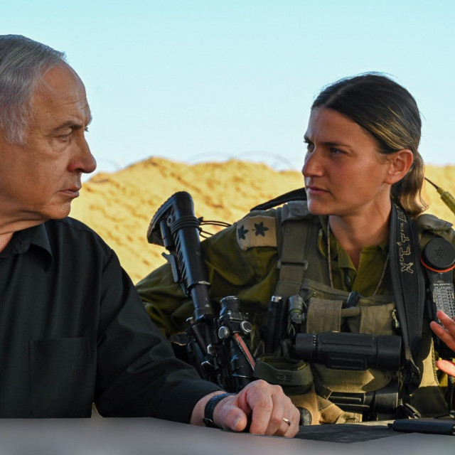 Izraelska vojnikinja s Benjaminom Netanyahuom