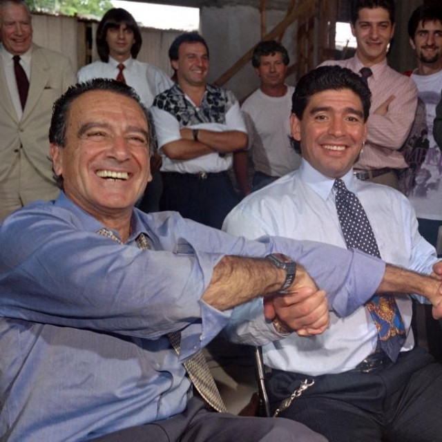 &lt;p&gt;Diego Maradona pozira sa Eduardom Eurnekianom (lijevo) i Juanom De Stefanom u prosincu 1994. &lt;/p&gt;