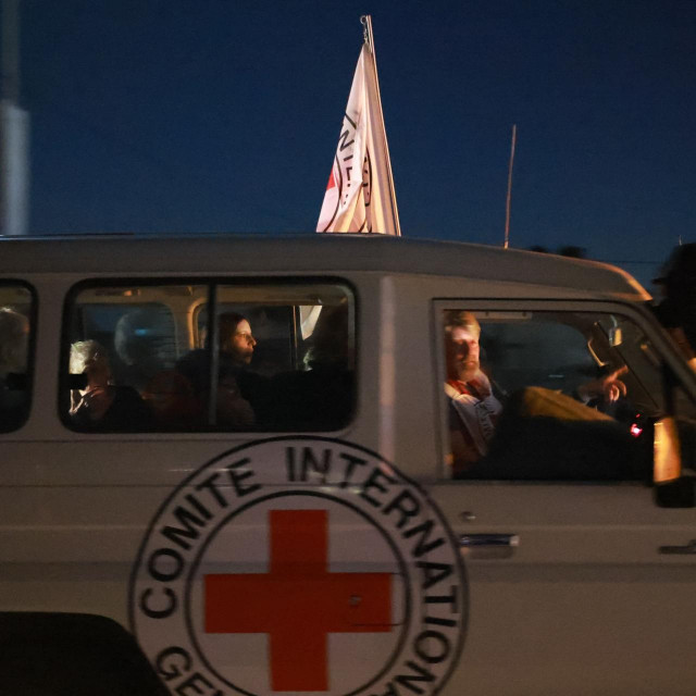 Vozila Crvenog križa koja navodno prevažaju zarobljenike koje je pustio Hamas