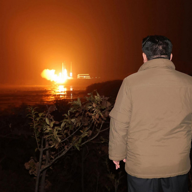 &lt;p&gt;Kim Jong Un promatra lansiranje špijunskog satelita&lt;/p&gt;