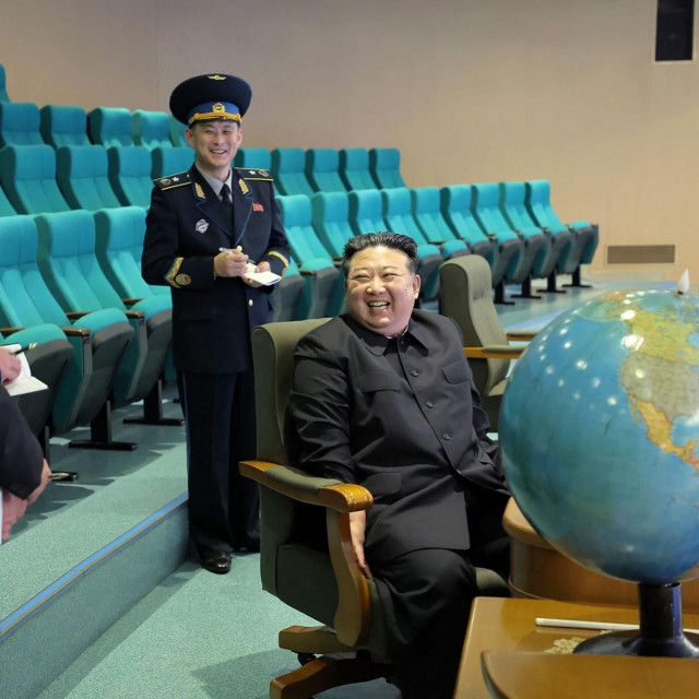 &lt;p&gt;Kim Jong Un u kontrolnom centru Nacionalne uprave za svemirsku tehnologiju u Pyongyangu&lt;/p&gt;