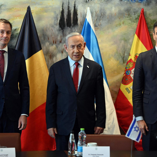 &lt;p&gt;Izraelski premijer Benjamin Netanyahu, belgijski premijer Alexander De Croo (lijevo) i španjolski premijer Pedro Sanchez (desno)&lt;/p&gt;
