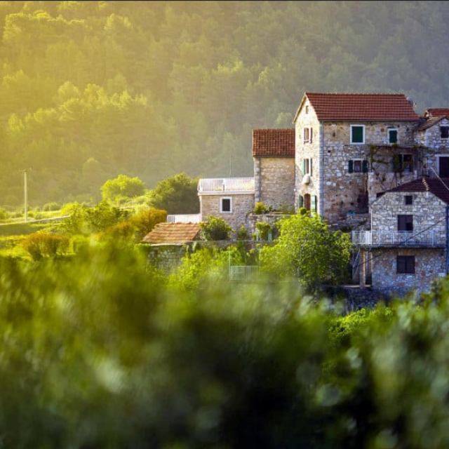 Kupci nekretnina na otoku Hvaru najviše interesa iskazuju za stare kuće u jezgrama mjesta poput Pitava