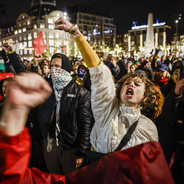 Akcija solidarnosti protiv isključivanja i diskriminacije na trgu Dam u Amsterdamu 23. studenog 2023., dan nakon pobjede krajnje desne euroskeptične stranke Geerta Wildersa na nizozemskim izborima