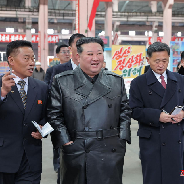 &lt;p&gt;Kim Jong-un tijekom posjete tvornici u provinciji Južni Hamgjong&lt;/p&gt;