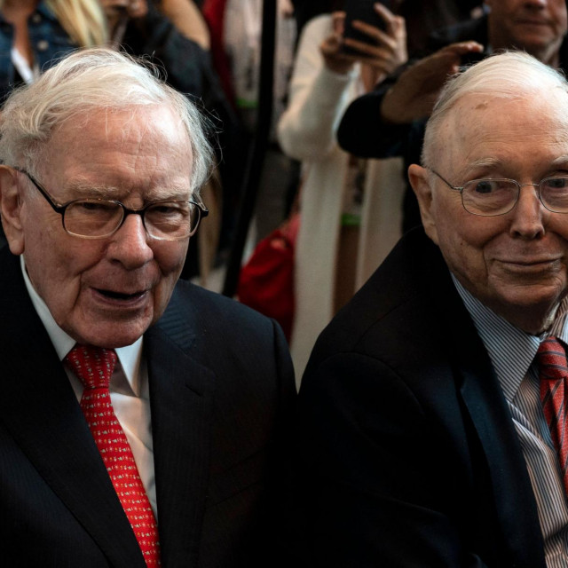 Warren Buffett (lijevo), izvršni direktor Berkshire Hathawayja, i potpredsjednik Charlie Munger (desno) 2019. godine u Omahi.