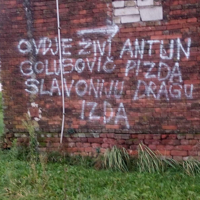 &lt;p&gt;Grafiti na kući Antuna Golubovića, svinjogojca koji se odbio pridružiti prosvjedima&lt;/p&gt;