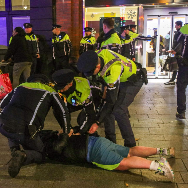 &lt;p&gt;Policija u sukobu s izgrednicima tijekom prosvjeda 24. studenog u Dublinu&lt;/p&gt;