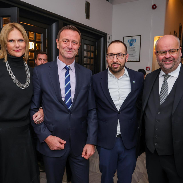 &lt;p&gt;Neven Bosilj sa suprugom, Tomislav Tomašević i Miljenko Puljić&lt;/p&gt;