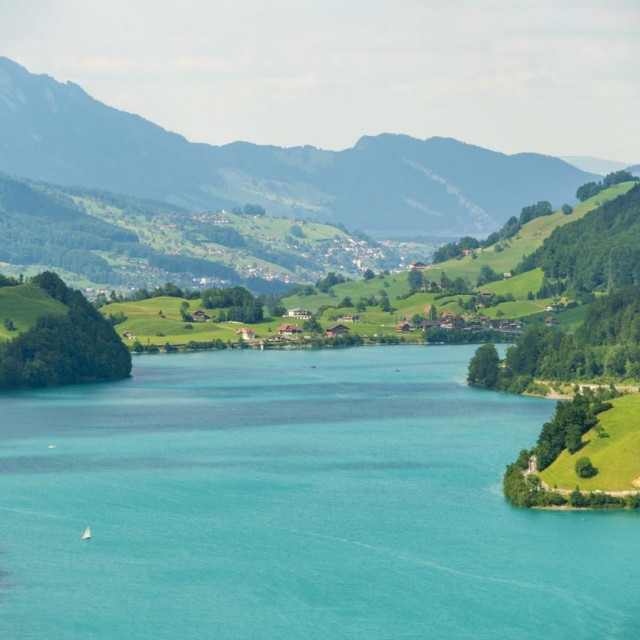 &lt;p&gt;Jezero u Švicarskoj&lt;/p&gt;