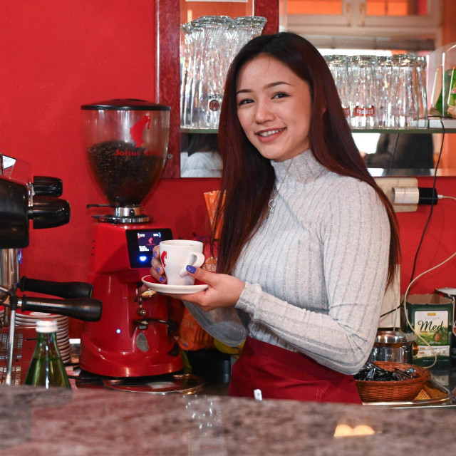 Nepalka Barsha Gurung koja radi u kafiću Ceki u mjestu Sela kod Siska