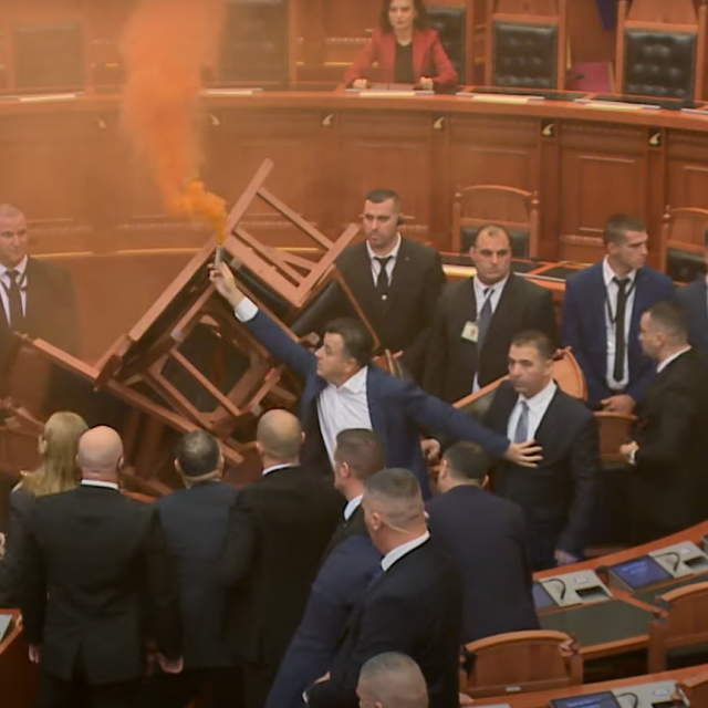 &lt;p&gt;Kaos u albanskom parlamentu&lt;/p&gt;