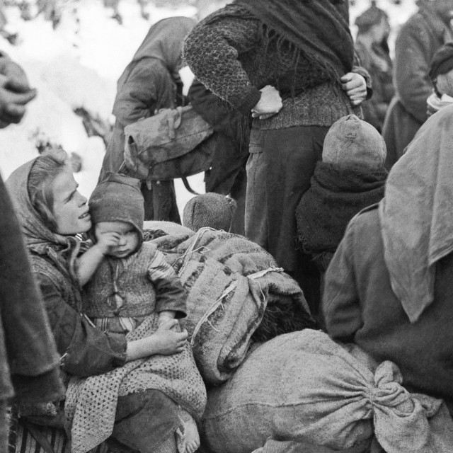&lt;p&gt;Izbjeglice iz Drežnice evakuirane u Črnomelju, Slovenija, početak 1945.&lt;/p&gt;
