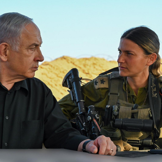 Izraelska vojnikinja s Benjaminom Netanyahuom
