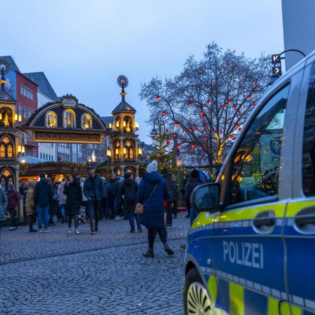 &lt;p&gt;Policija na božićnom sajmu u njemačkom gradu Koelnu&lt;/p&gt;
