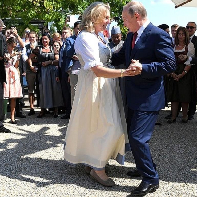 Ples Karin Kneissl s Vladimirom Putinom na njezinom vjenčanju 2018.