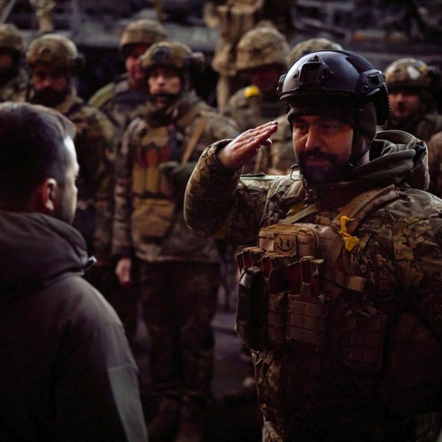 Volodimir Zelenski s ukrajinskim vojnicima u Bahmutu