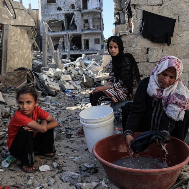 &lt;p&gt;Civili među ruševinama Gaze&lt;/p&gt;
