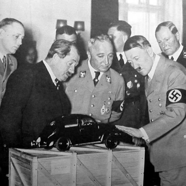Ferdinand Porsche i Hitler uz model prototipa Volkswagenove ‘Bube‘ 1935. godine
