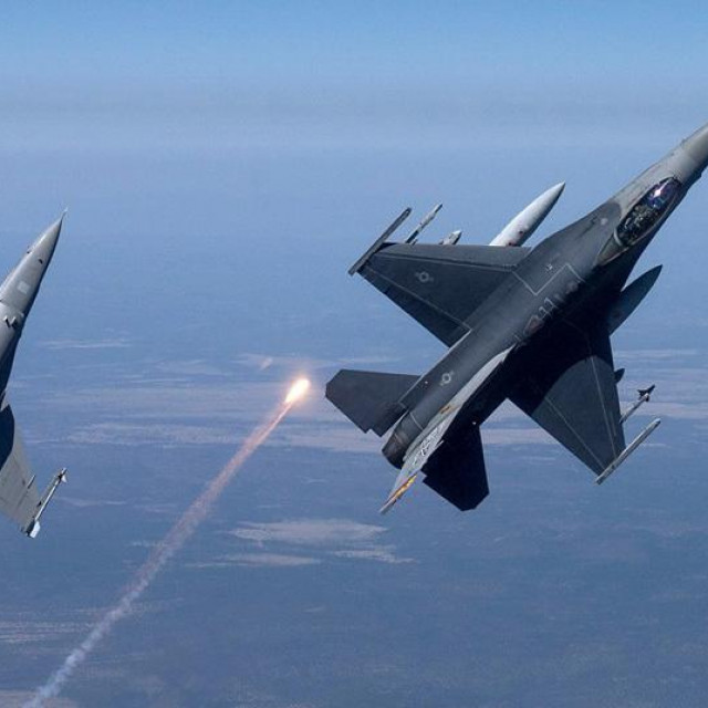 Borbeni avion F-16 Zračnih snaga SAD i F-16 Kraljevskih zračnih snaga Nizozemske
