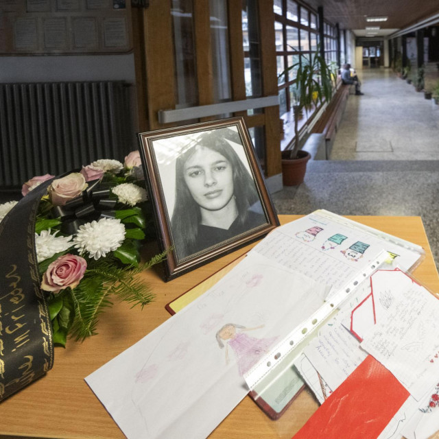 Poruke i cvijeće ubijenoj Vanji u njezinoj školi