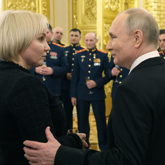 Vladimir Putin s majkom poginulog vojnika, koji je proglašen herojem Rusije
