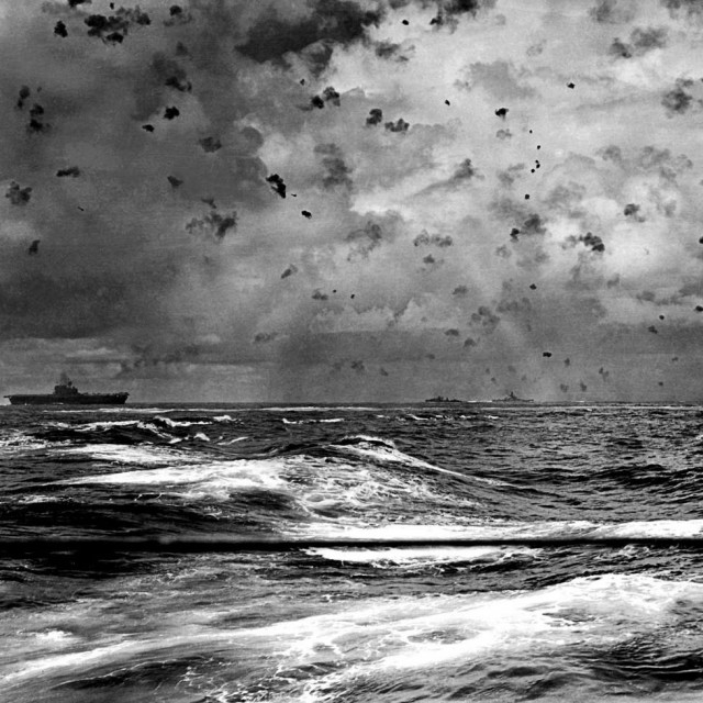 &lt;p&gt;USS Enterprise (CV-6) u jeku bitke kod Santa Cruza, dijela veće bitke kod Guadalcanala&lt;/p&gt;