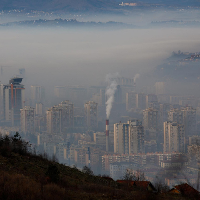 &lt;p&gt;Prema podacima koje je objavio portal AQAir, indeks kvalitete zraka u glavnom gradu BiH u večernjim je satima bio 317 što označava krajnji stupanj opasnosti po zdravlje&lt;/p&gt;